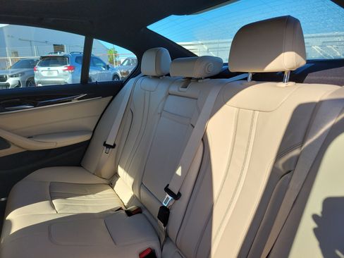 Used 2018 BMW 530i xDrive w/ Premium Package image 11