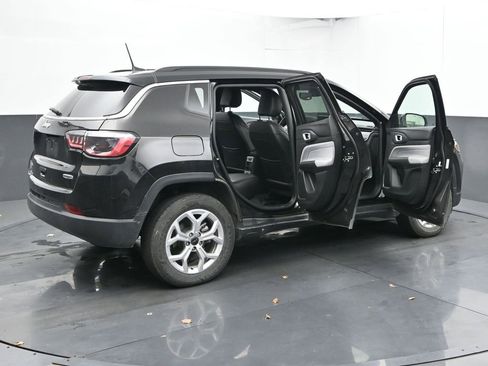 Used 2025 Jeep Compass Latitude image 40