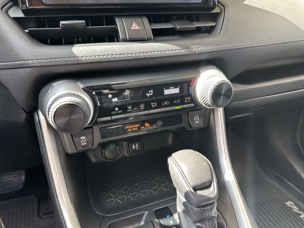 Used 2019 Toyota RAV4 LE AWD/4WD image 17