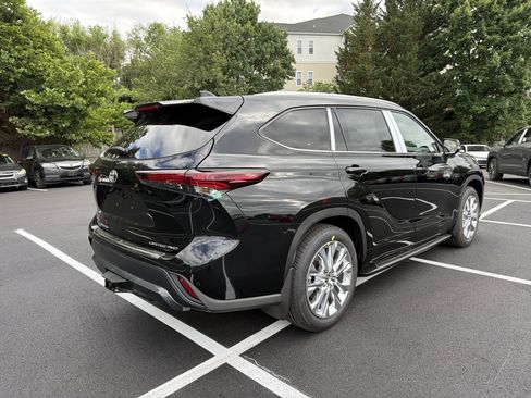 New 2026 Toyota Highlander Limited AWD/4WD image 4