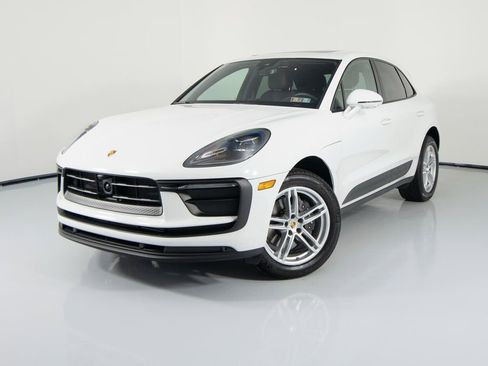 Certified 2025 Porsche Macan image 6