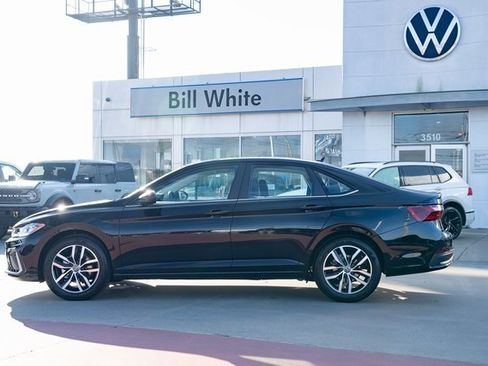 New 2026 Volkswagen Jetta SE image 3