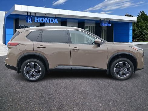 Used 2024 Nissan Rogue SV w/ SV Premium Package image 25