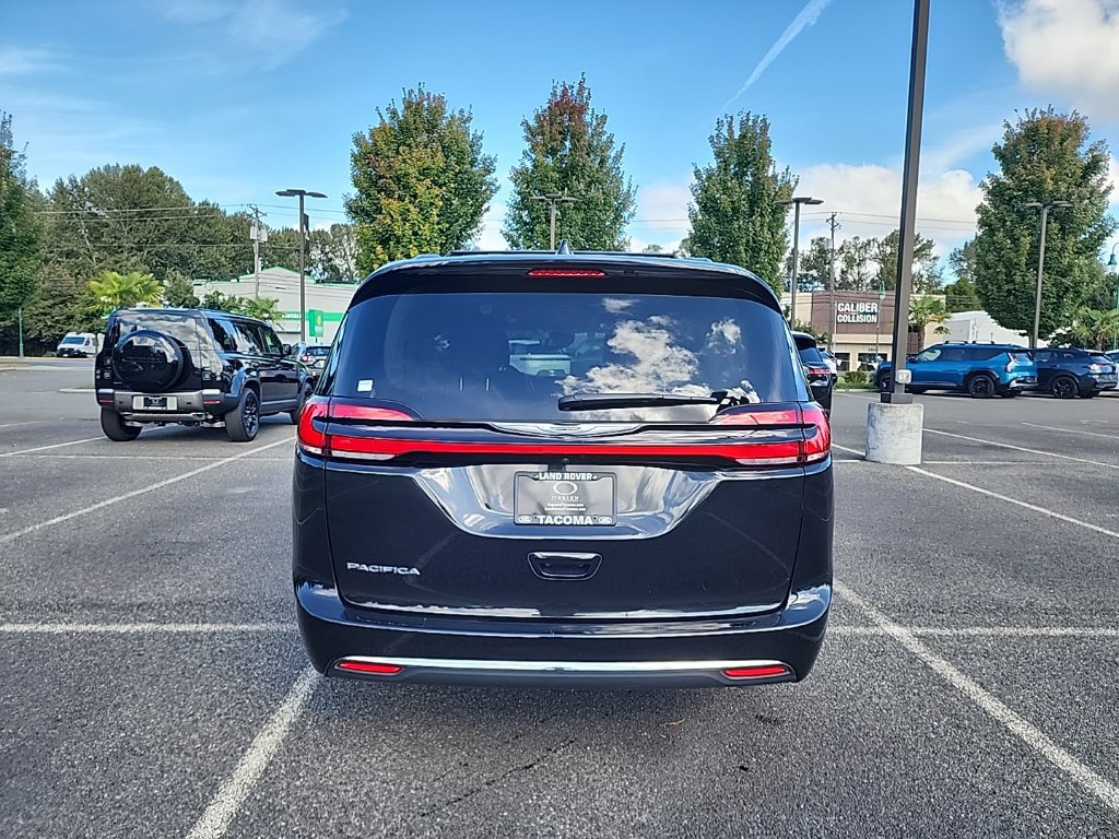 Used 2022 Chrysler Pacifica Touring-L FWD image 4