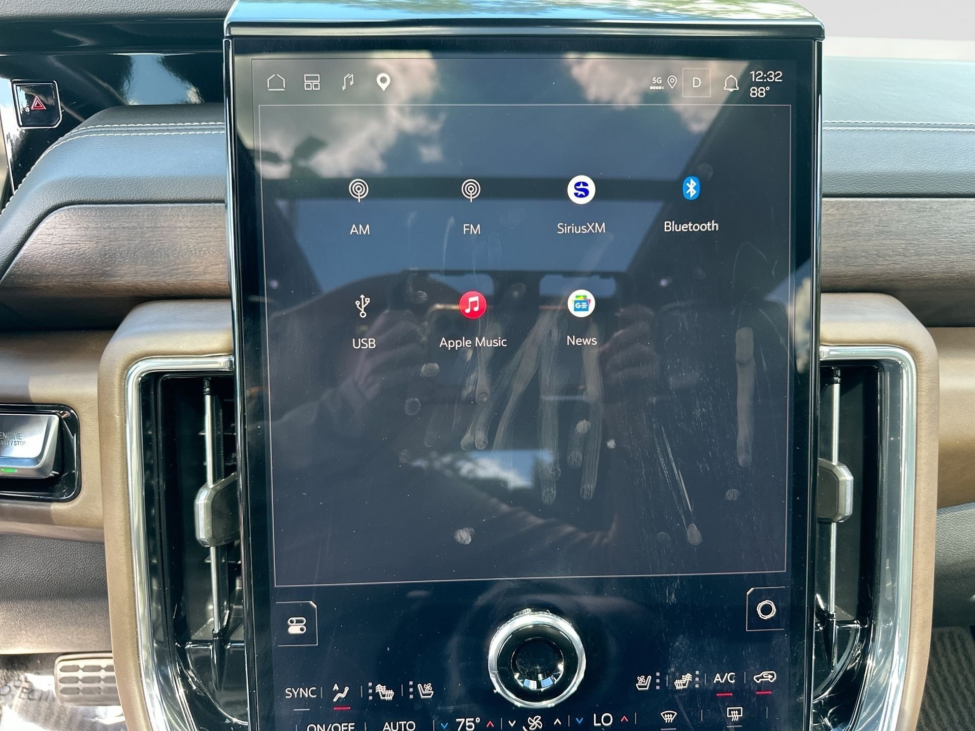 Certified 2025 GMC Yukon Denali Ultimate AWD/4WD image 13