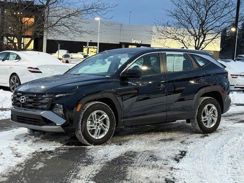 Certified 2025 Hyundai Tucson SE image 2