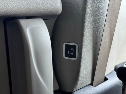 Used 2024 Chrysler Pacifica Touring-L image 24