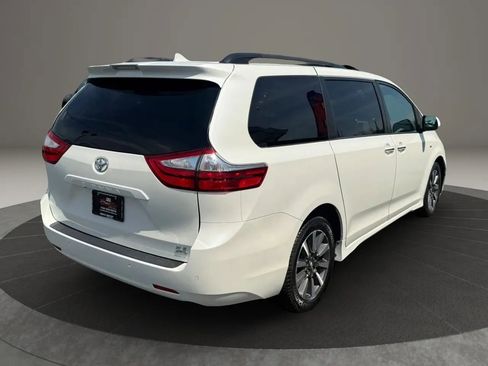 Used 2018 Toyota Sienna XLE w/ XLE Navigation Package AWD/4WD image 7