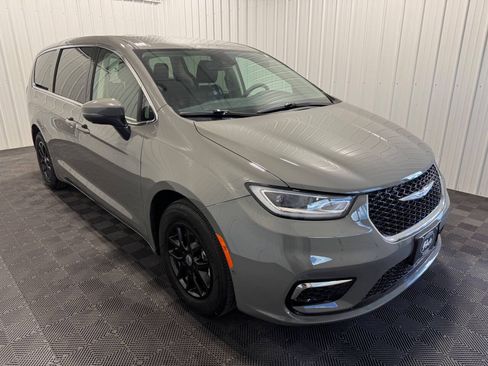 Used 2023 Chrysler Pacifica Touring-L FWD image 2