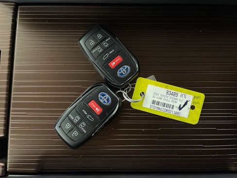 Certified 2024 Toyota Sienna XLE image 24