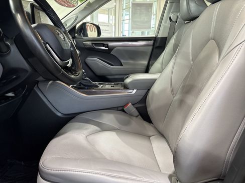 Used 2021 Toyota Highlander Limited image 11