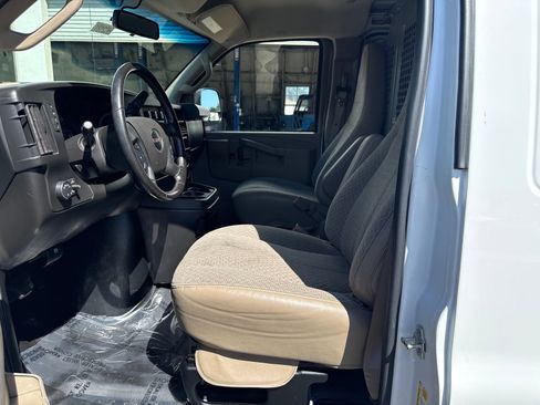 Used 2022 GMC Savana 2500 w/ Driver Convenience Package RWD image 9