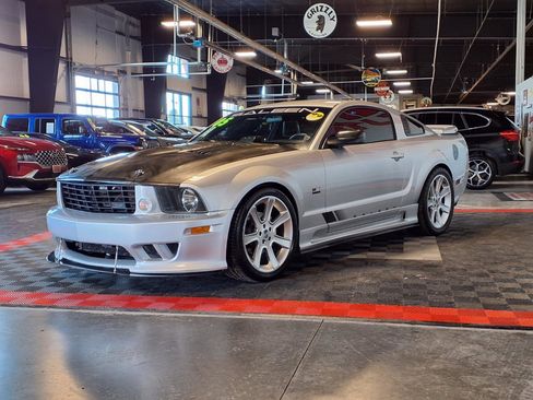 Used 2005 Ford Mustang GT image 2