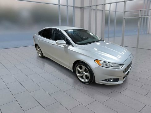 Used 2015 Ford Fusion SE image 2