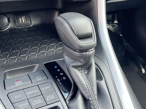 Used 2025 Toyota RAV4 LE AWD/4WD image 22