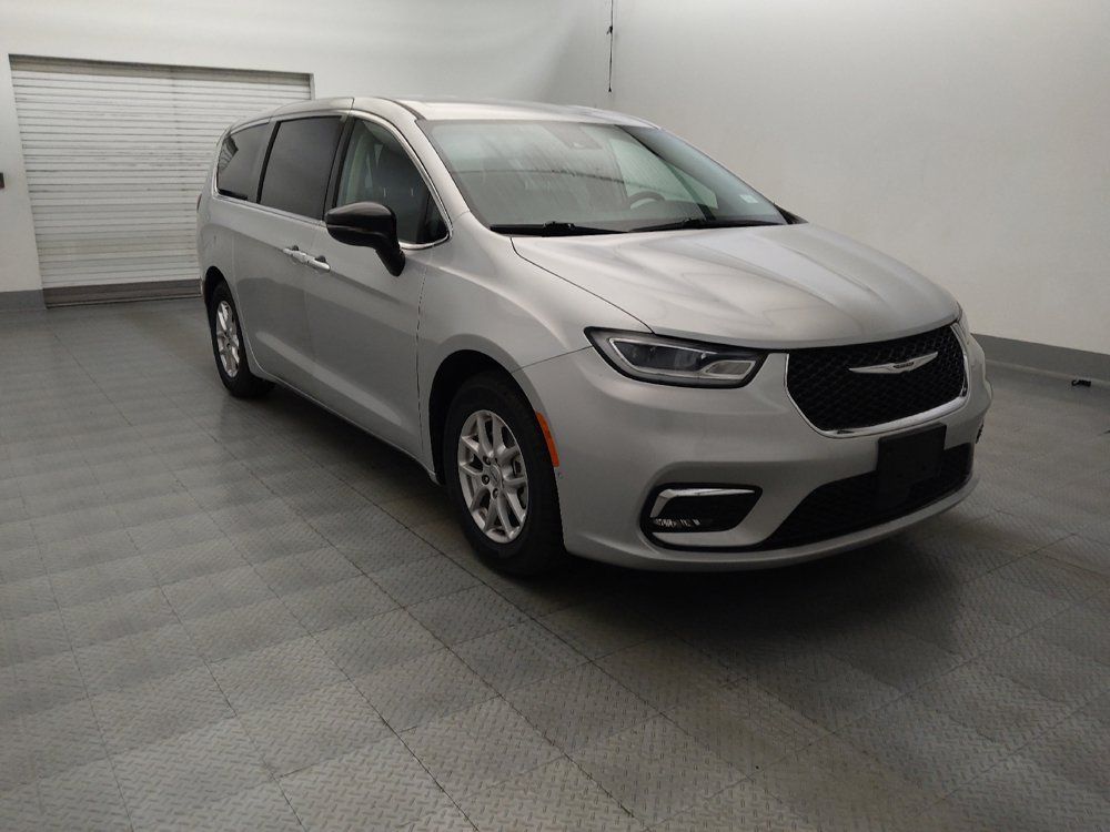Used 2024 Chrysler Pacifica Touring-L FWD image 13