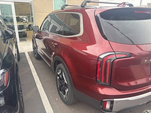 Used 2023 Kia Telluride EX w/ EX Captain's Chair Package image 7