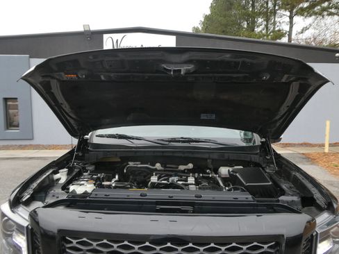 Used 2019 Nissan Titan SV w/ SV Convenience Package image 32