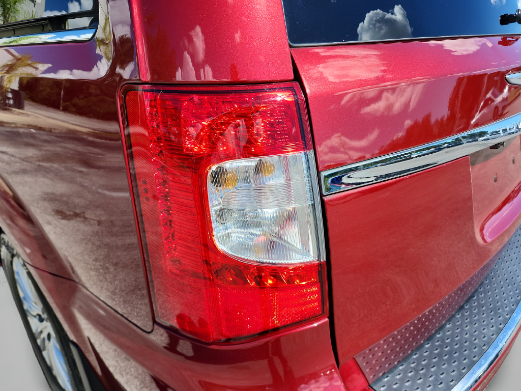 Used 2015 Chrysler Town & Country Touring-L w/ Driver Convenience Group FWD image 15