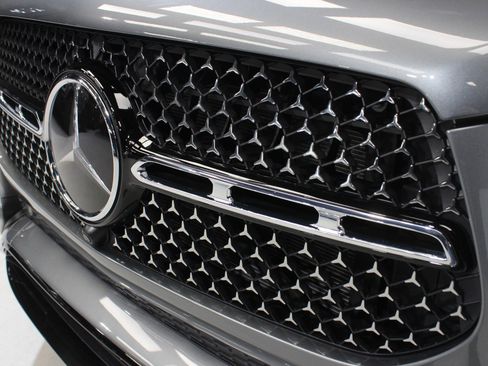 Used 2025 Mercedes-Benz GLE 580 4MATIC w/ Driver Assistance Package image 7