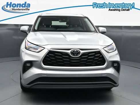 Used 2024 Toyota Highlander XLE FWD image 3