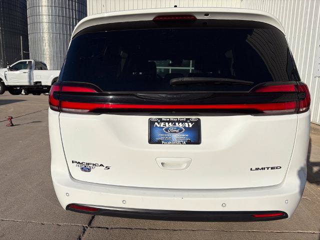 Used 2025 Chrysler Pacifica Limited FWD image 7