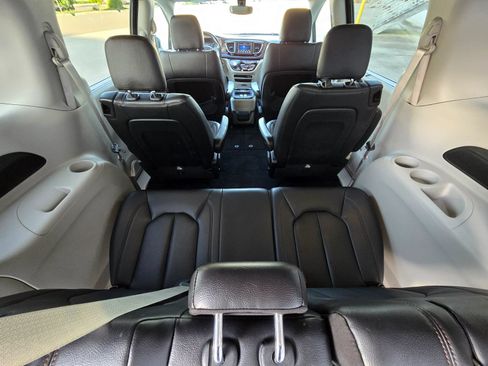 Used 2019 Chrysler Pacifica Touring-L FWD image 20
