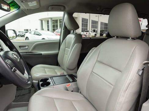 Used 2017 Toyota Sienna LE FWD image 11
