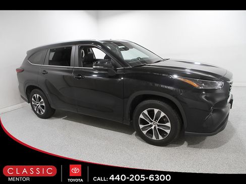 Used 2024 Toyota Highlander XLE FWD image 1