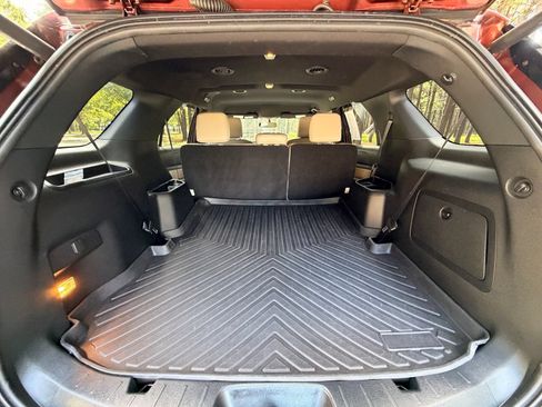 Used 2018 Ford Explorer XLT w/ Equipment Group 202A FWD image 19