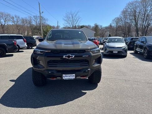 Used 2025 Chevrolet Colorado ZR2 w/ Technology Package AWD/4WD image 3