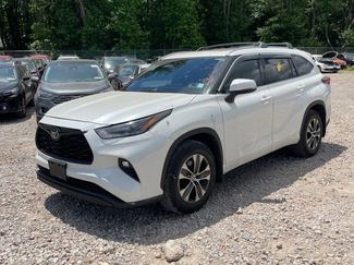Used 2021 Toyota Highlander XLE AWD/4WD video 1