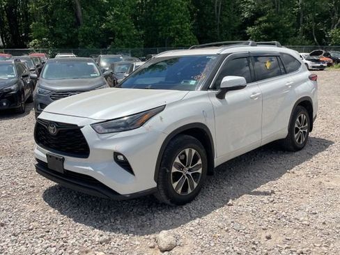 Used 2021 Toyota Highlander XLE AWD/4WD image 1