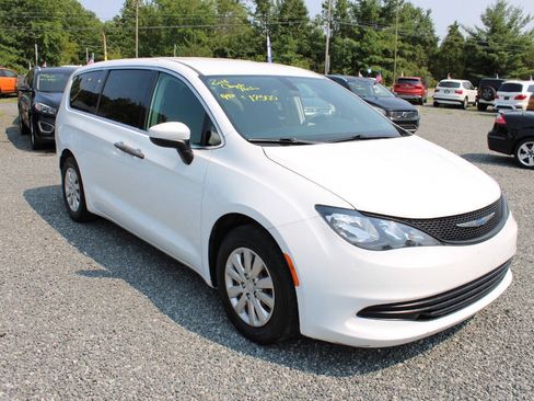 Used 2018 Chrysler Pacifica L FWD image 4