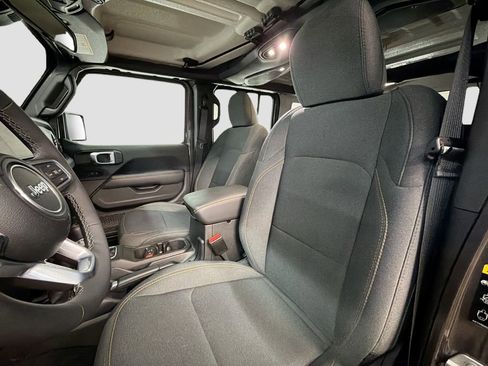 Used 2025 Jeep Wrangler Unlimited Sahara AWD/4WD image 19