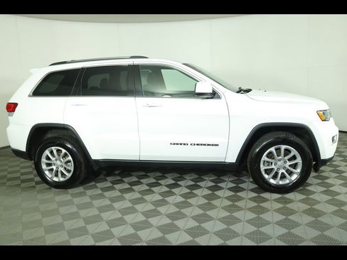 Used 2021 Jeep Grand Cherokee Laredo image 2