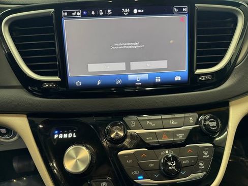 Used 2024 Chrysler Pacifica Touring-L image 19