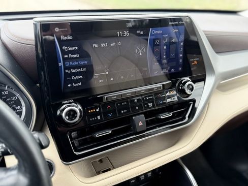 Used 2021 Toyota Highlander Platinum AWD/4WD image 16