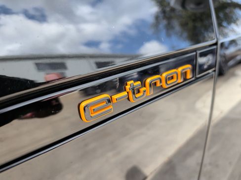 Used 2023 Audi e-tron Premium Plus w/ Premium Plus Package image 38