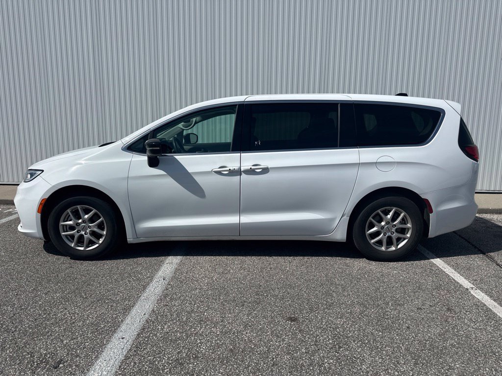 Used 2024 Chrysler Pacifica Touring-L FWD image 3