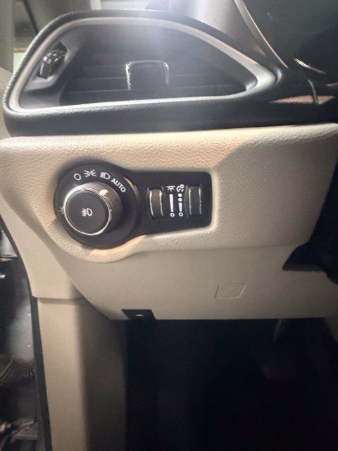 Used 2020 Chrysler Pacifica Touring-L FWD image 21