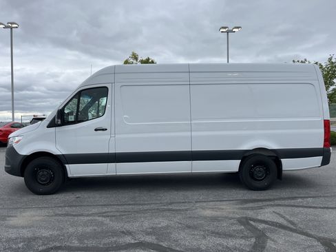 Used 2025 Mercedes-Benz Sprinter 2500 image 2