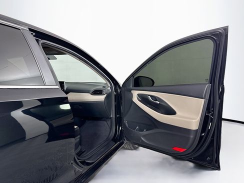 Used 2019 Hyundai Elantra GT image 29