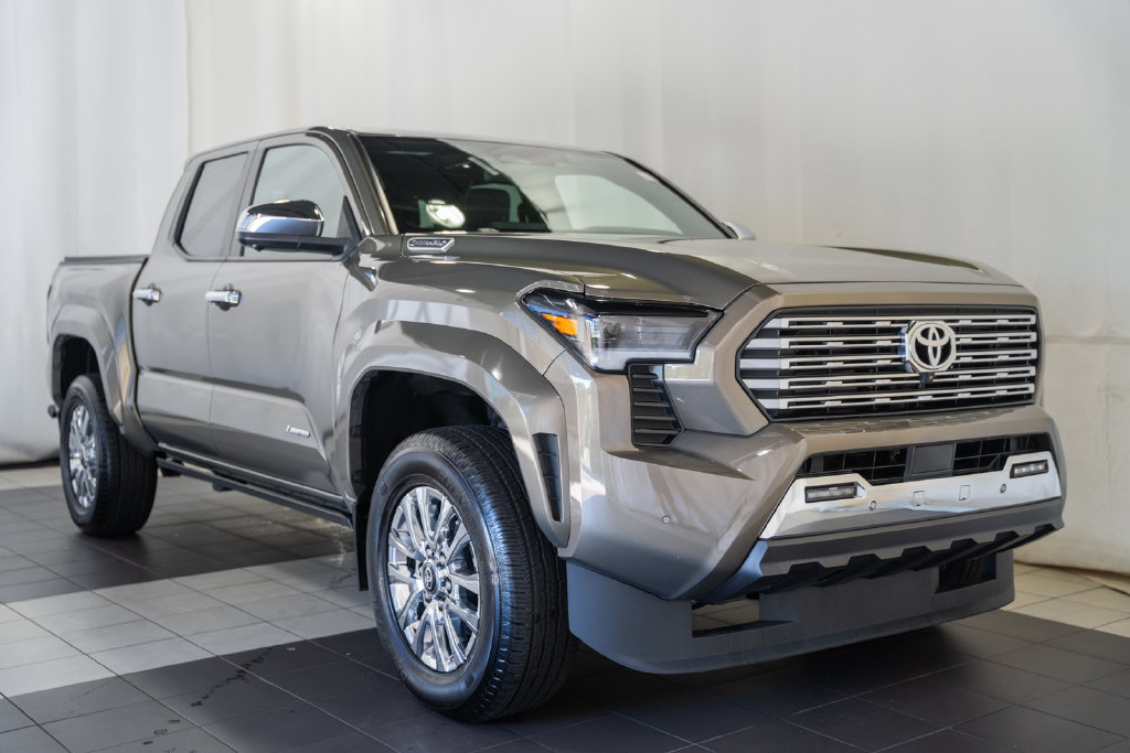 Certified 2025 Toyota Tacoma Limited AWD/4WD image 1