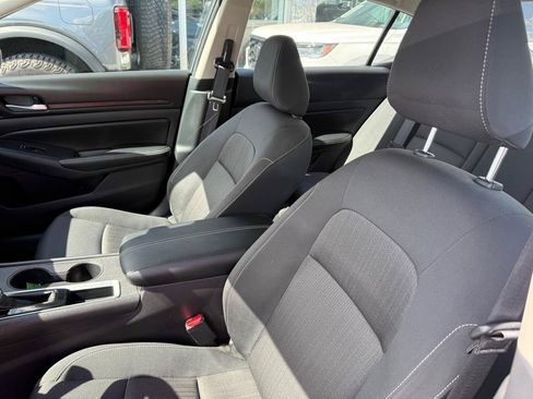 Used 2025 Nissan Altima 2.5 SV FWD image 13