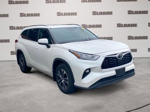 Used 2020 Toyota Highlander XLE image 2