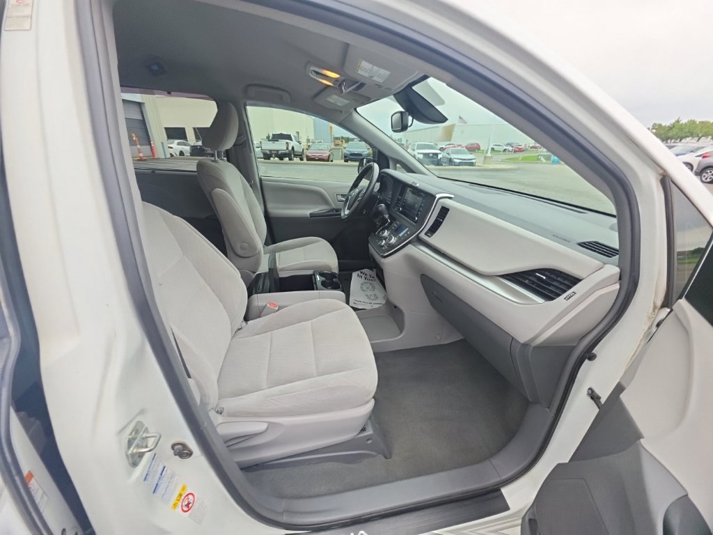 Used 2019 Toyota Sienna LE AWD/4WD image 30