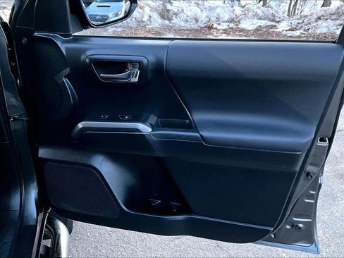 Used 2019 Toyota Tacoma TRD Sport w/ Technology Package image 21