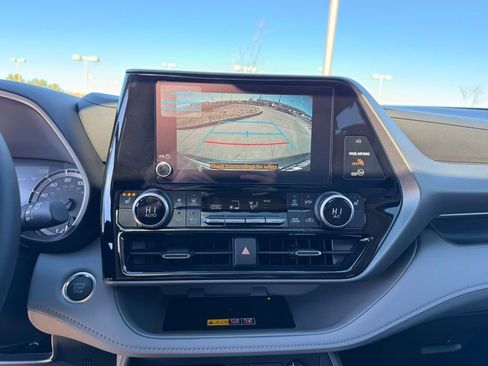 Used 2026 Toyota Highlander XLE image 16