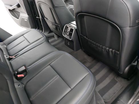 Certified 2025 Porsche Macan image 13